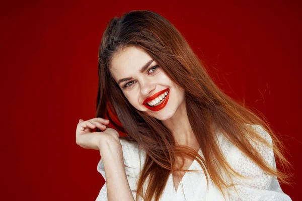 Atraente mulher ruiva cabelo vermelho lábios posando glamour — Fotografia de Stock