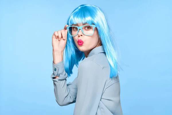 Gyönyörű nő kék paróka szemüveg divat csillogás — Stock Fotó