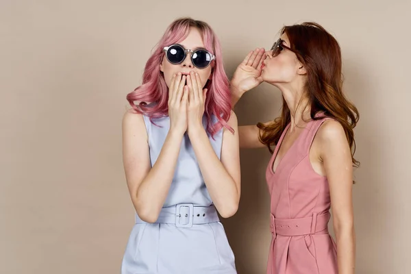 Två kvinnor fashionabla kläder poserar tillbehör sommar stil — Stockfoto