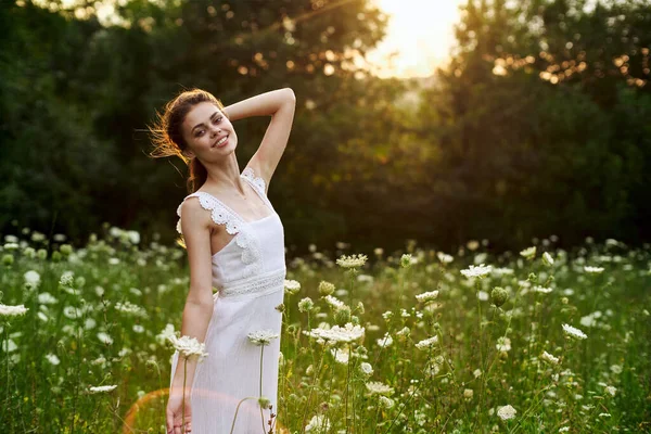 Žena v bílých šatech v poli květiny slunce příroda svoboda — Stock fotografie