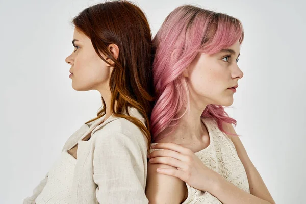 Две женщины в модной одежде позируют модель украшения — стоковое фото
