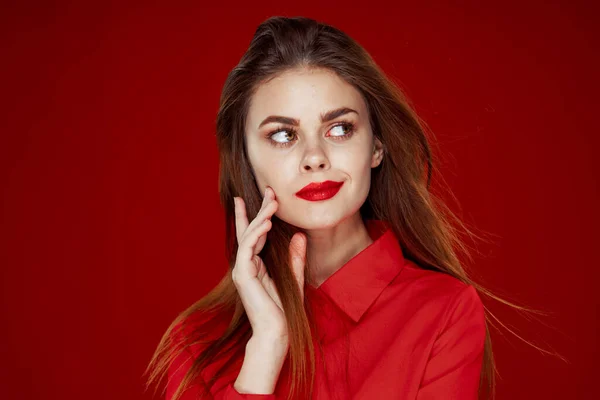 Kobieta w czerwonej koszuli pozowanie moda czerwone usta zabawa — Zdjęcie stockowe