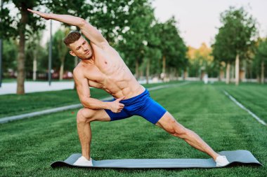 Parkta erkek sporcu kas egzersizi.