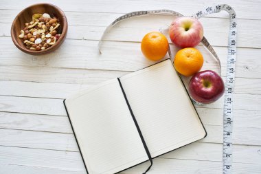 Bantla ölçülen not defteri meyve kahvaltısı beslenme kondisyonu