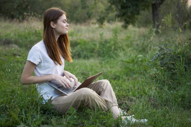 Kadınlar dışarıda dizüstü bilgisayarlı eğlence teknolojisiyle özgürce dolaşırlar.