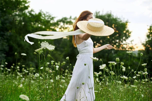 Beyaz elbiseli kadın, çiçekler, özgürlük, temiz hava. — Stok fotoğraf
