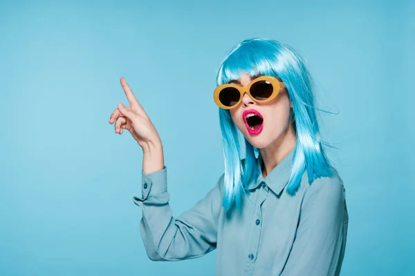 Glad kvinna lila peruk mode glasögon hand gester blå bakgrund — Stockfoto