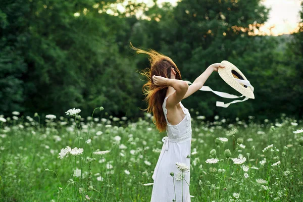Hezká žena na poli v přírodě bílé šaty čerstvý vzduch — Stock fotografie
