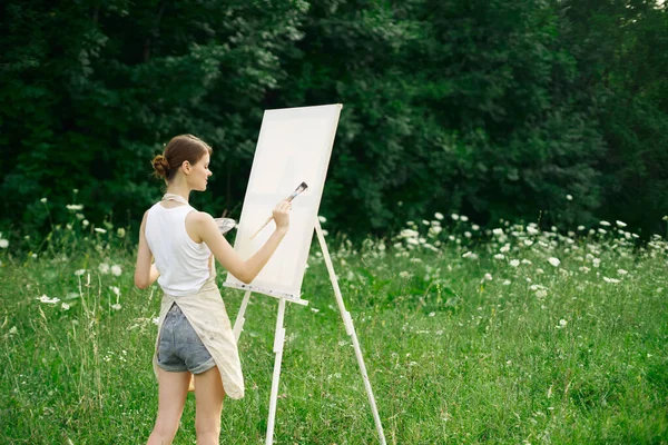 Жінка художник малює пейзаж природу малюнок творчий — стокове фото