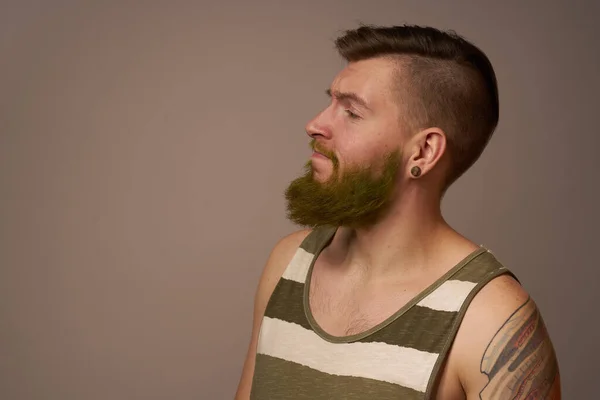 Homem barbudo nacional em uma camisa listrada hipster tatuagens em seus braços — Fotografia de Stock