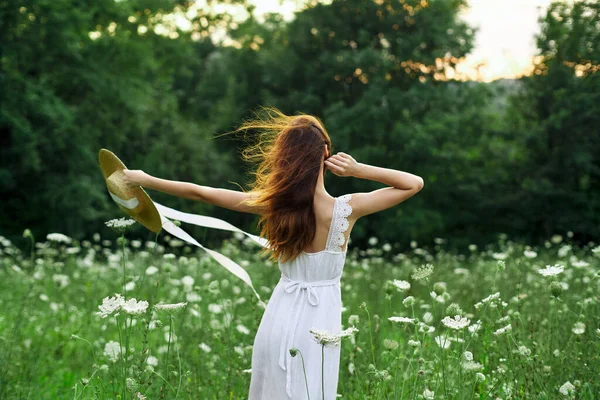 Femeie frumoasă într-un câmp în natură rochie albă aer proaspăt — Fotografie, imagine de stoc