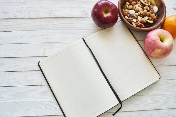 Dieet notebook fruit gezond voedsel ontbijt lichte achtergrond — Stockfoto