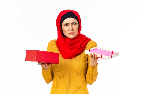 Alegre musulmán mujer compras vacaciones regalos luz fondo —  Fotos de Stock