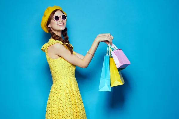 Mulher alegre compras entretenimento estilo de vida isolado fundo — Fotografia de Stock
