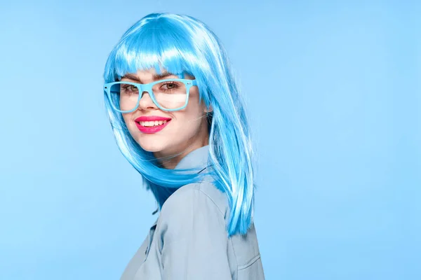 Piękna kobieta w niebieskich okularach peruka moda glamour — Zdjęcie stockowe