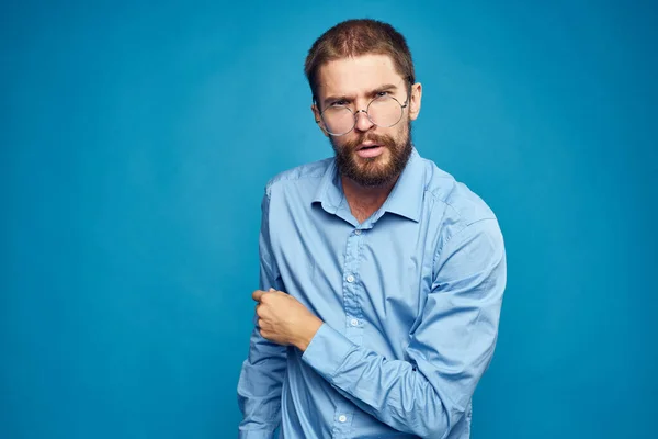 Бизнесмен в очках на голубом фоне — стоковое фото