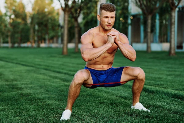 Parkın spor salonunda şişkin vücutlu atletik bir adam.