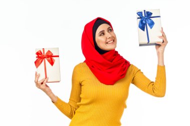 Neşeli Müslüman kadın bayram hediyeleri alıyor.