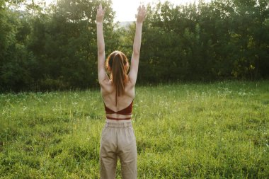 Kadınlar açık havada eğlence yazları temiz hava