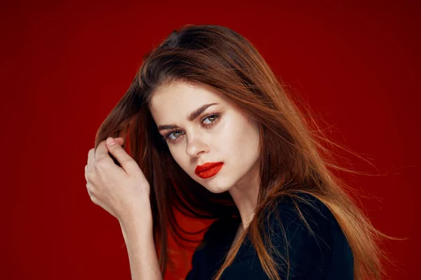 Mulher ruiva com lábios vermelhos posando glamour penteado — Fotografia de Stock