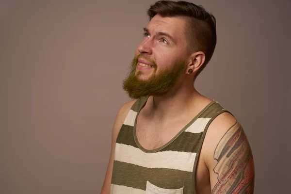 Національний бородатий чоловік у смугастій майці татуювання хіпстера на руках — стокове фото