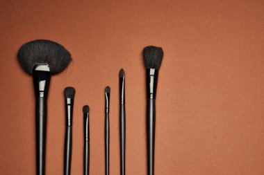 makyaj fırçaları rimel aksesuarları cazibe kahverengi arka plan