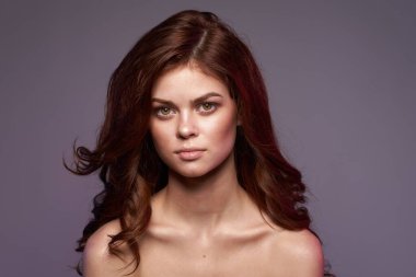 Güzel kadın çıplak omuzlar, saç stili parlak makyaj.