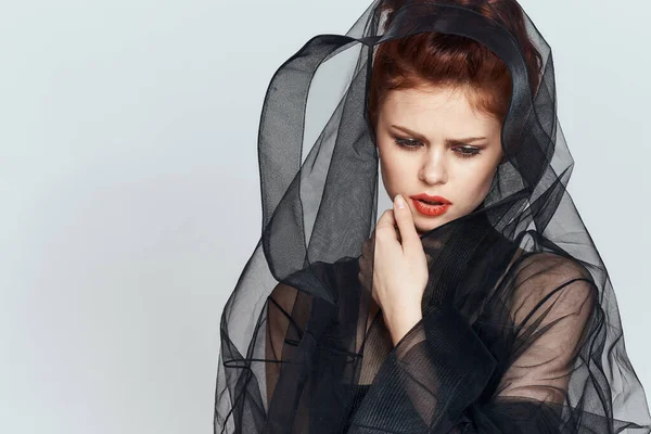 Mulher com vestido de véu preto posando estilo elegante — Fotografia de Stock