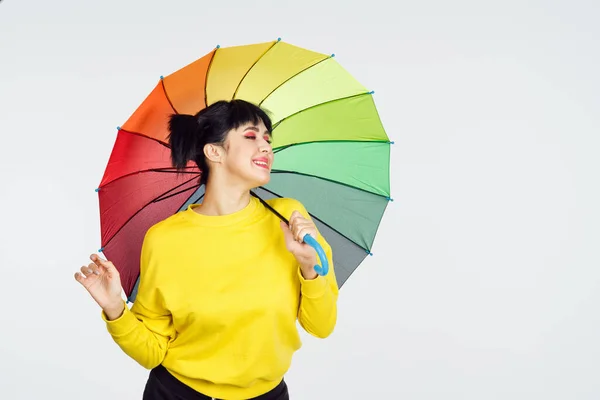 Femme avec parapluie multicolore amusant posant mode — Photo