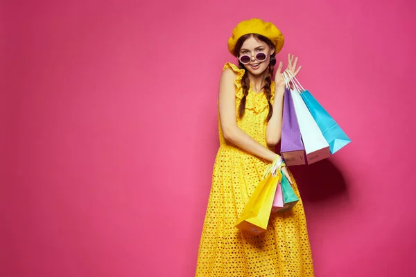 Glamourosa mulher vestindo óculos de sol posando shopping moda isolado fundo — Fotografia de Stock