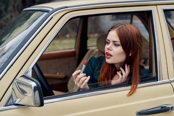 Nő kukucskál ki autós utazás életmód divat — Stock Fotó