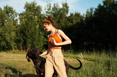 Dışarıda, dışarıda köpek arkadaşlığı oynayan bir kadın.