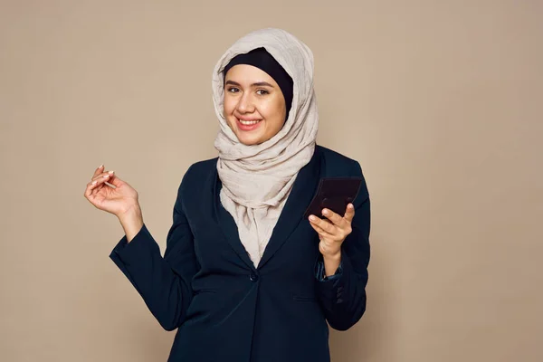 Muslim γυναίκα με αριθμομηχανή στα χέρια εργασίας γραφείο επιχειρήσεων — Φωτογραφία Αρχείου