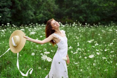 Açık arazide neşeli bir kadın çiçekler taze hava özgürlüğü