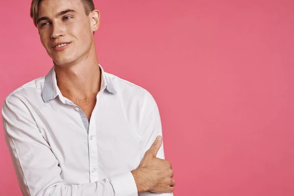 Schöner Mann posiert weißes Hemd Mode Selbstbewusstsein Studio Lifestyle — Stockfoto