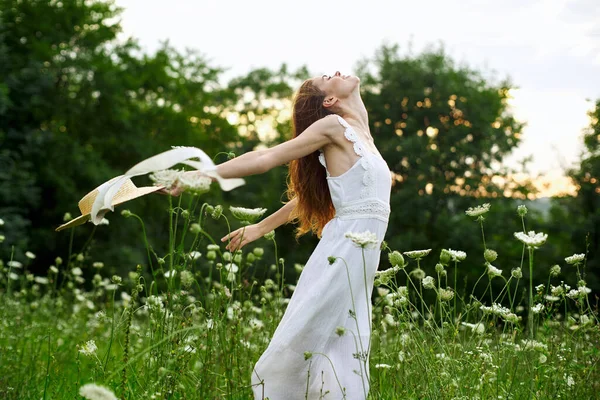 Woman in white dress flowers freedom walk fresh air — Stock Photo, Image