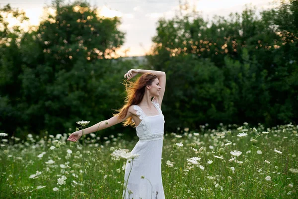 Beyaz elbiseli kadın dans doğası yaz pozu veriyor.