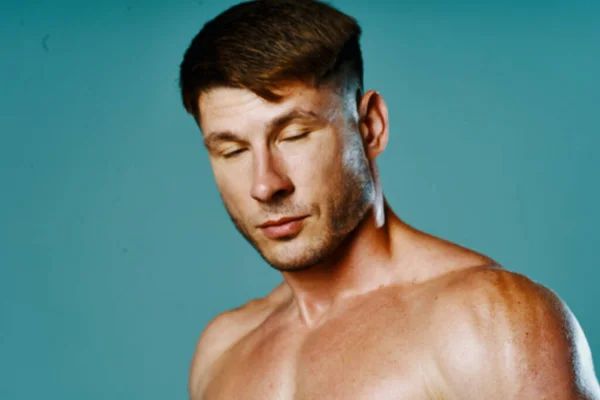筋肉のボディビルダーのフィットネスの孤立した背景を持つスポーティーな男 — ストック写真