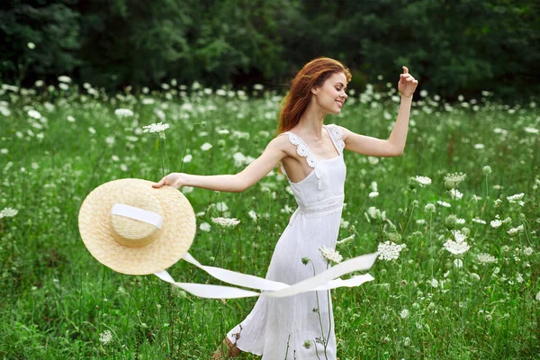野原を歩く美しい女性は自由の性質を持ち — ストック写真
