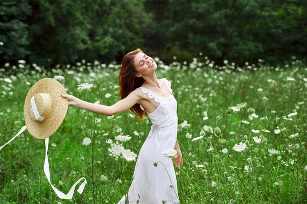 Femme gaie dans un champ en plein air fleurs air frais liberté — Photo