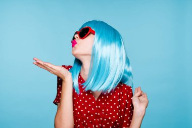 duygusal kadın mavi peruk güneş gözlükleri moda