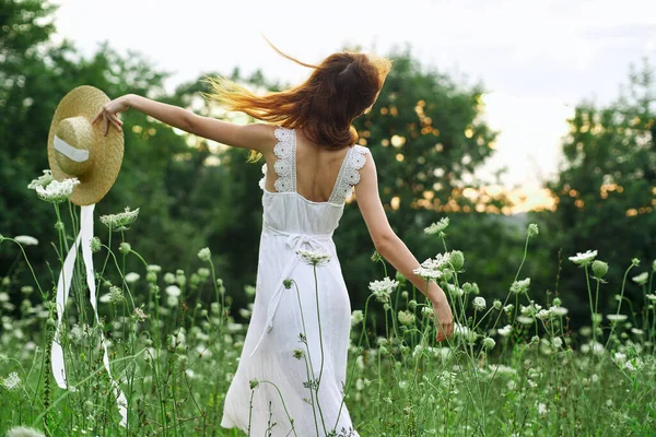 Mujer en vestido blanco flores libertad caminar aire fresco — Foto de Stock