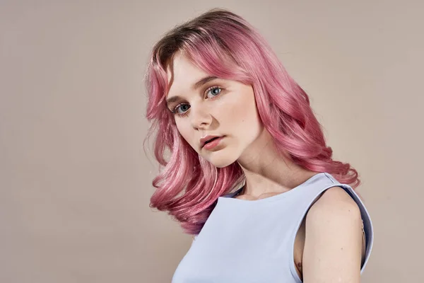 Kvinna med rosa hår i klänning poserar mode närbild — Stockfoto