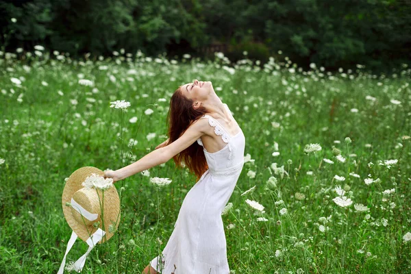 Jolie femme marchant dans le champ fleurs liberté nature — Photo