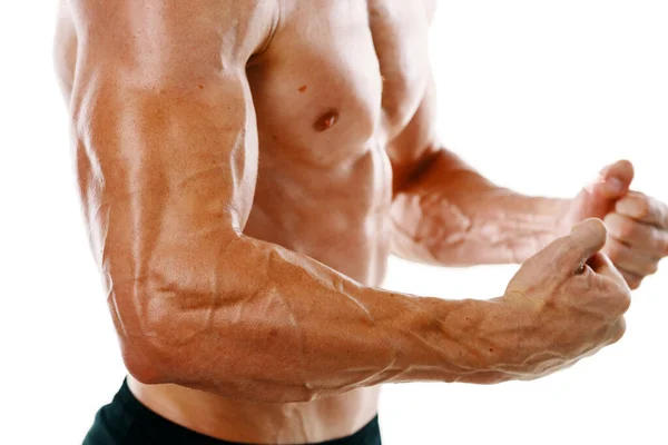 Hombre con un cuerpo bombeado musculación primer plano entrenamiento culturistas — Foto de Stock