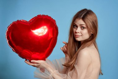 Balonlu bir kadının portresi. Sevgililer Günü izole edilmiş.