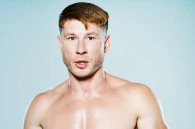 Havalı vücut egzersizi yapan yakışıklı sporcu.