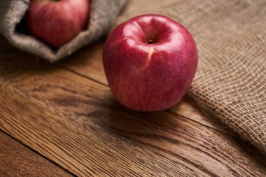 Tahta masadaki elmalar vitaminler taze meyveler organik