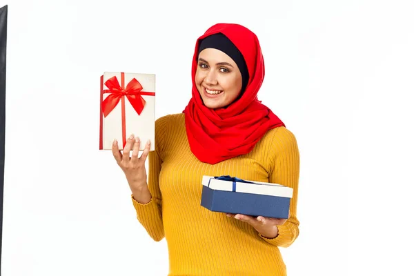 Alegre musulmán mujer compras vacaciones regalos luz fondo —  Fotos de Stock