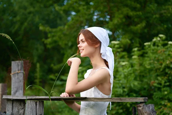 Γυναίκα σε λευκό φόρεμα ύπαιθρο χωριό οικολογία της φύσης — Φωτογραφία Αρχείου